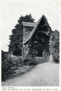 94604 Gezicht op een poortje met begroeiing in het park van kasteel De Haar te Haarzuilens (gemeente Vleuten) uit het ...